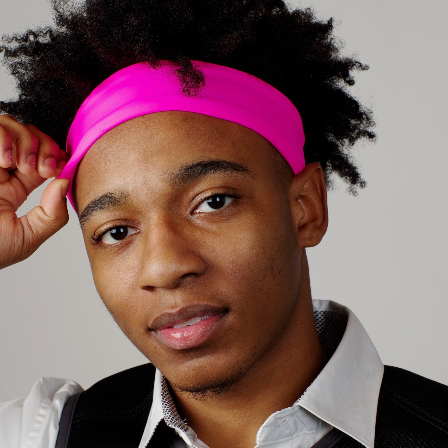 Young man wearing pink cooling headband